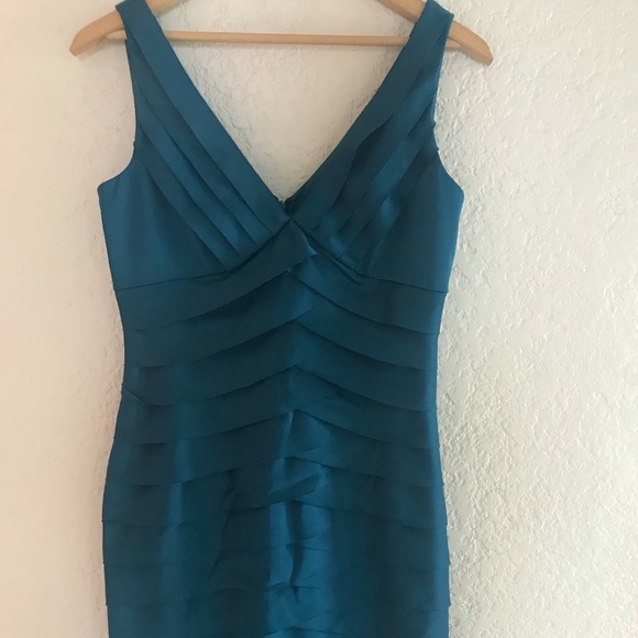 Elegant Dress | Emerald Green | Size 4 - Picture 1 of 3